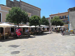 Guide to Puerto Pollensa - Tourist and Travel Information, Hotels, Pollensa old town square, many restaurants